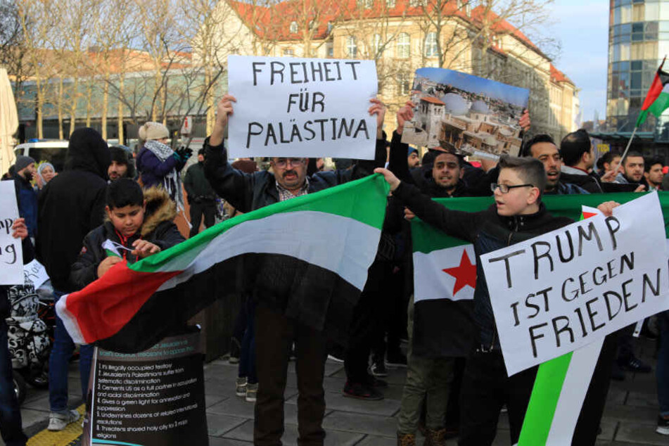 Rund 100 Menschen demonstrierten gegen Israel und Donald Trump.