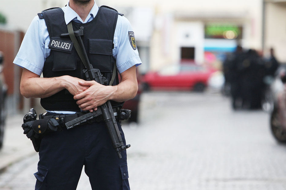 Ein Leipziger Polizist mit einer Maschinenpistole- eine solche ging den Beamten vor bereits acht Monaten verloren.