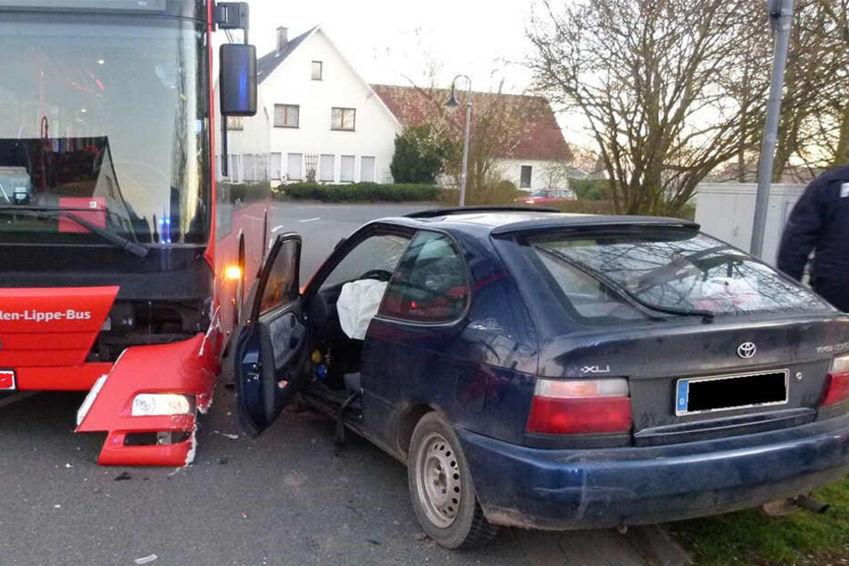 Beim Abbiegen krachte ein Toyota in einen Bus.