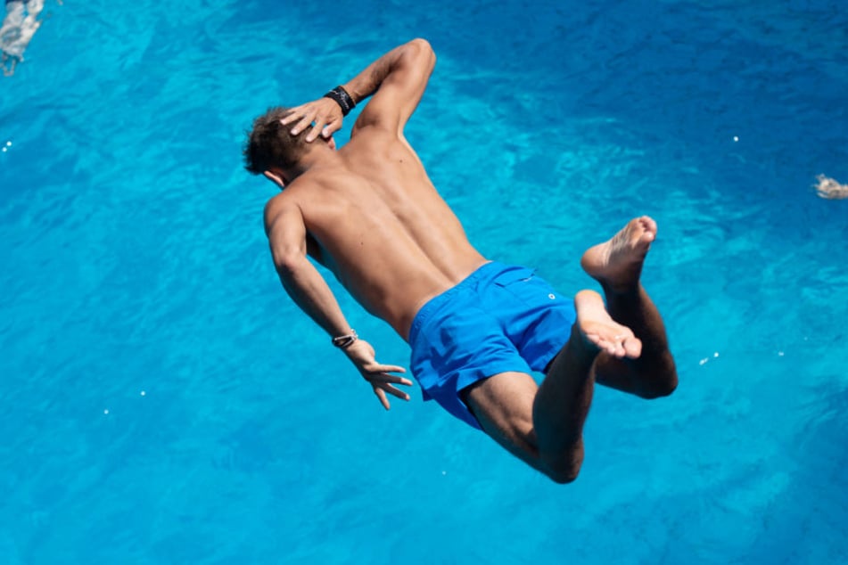 Beim Sprung ins Becken verletzte sich der Mann schwer (Symbolbild)