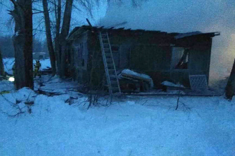 Die ausgbrannte Holzhütte, in der elf Menschen ums Leben gekommen sind.