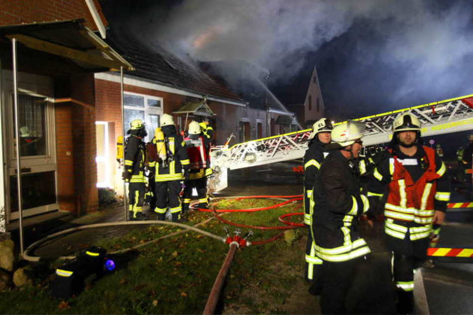 Über mehrere Stunden, bis in die Nacht hinein, waren die Feuerwehrleute mit dem Bekämpfen des Feuers beschäftigt.