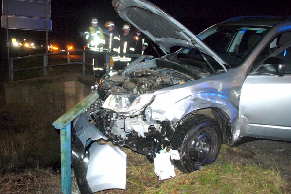 Der silberne Subaru wurde nach dem Crash gegen ein Brückengeländer gequetscht.
