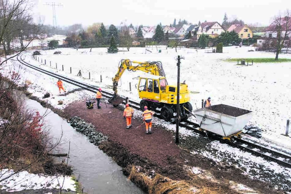 Bagger auf Schienen reparierten das unterspülte Gelände bei Berbisdorf.
