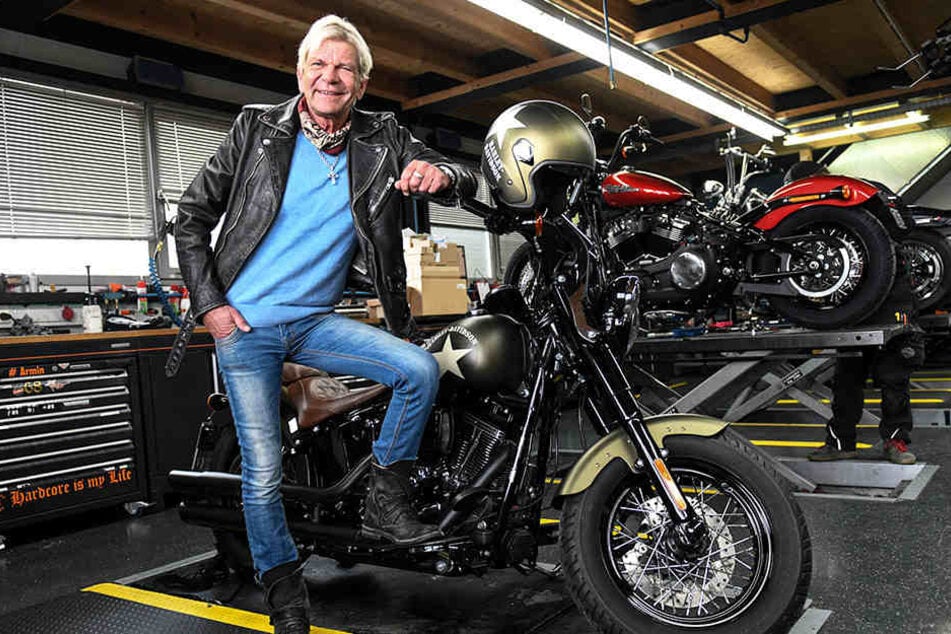 Schlager-Star Matthias Reim (60) neben einer Harley Davidson. Der Sänger ist von Motorrädern fasziniert.
