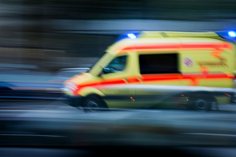 Die beiden Männer wurden ins Krankenhaus gebracht. (Symbolbild)