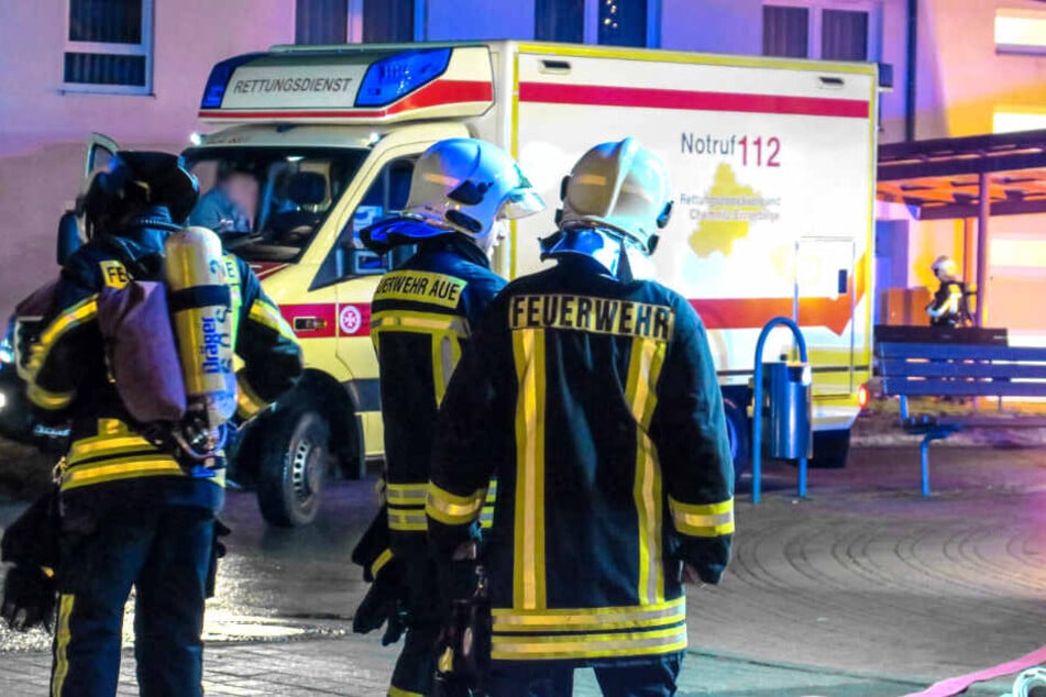 Eine Person aus dem betroffenen Zimmer musste von den Rettungskräften behandelt werden.