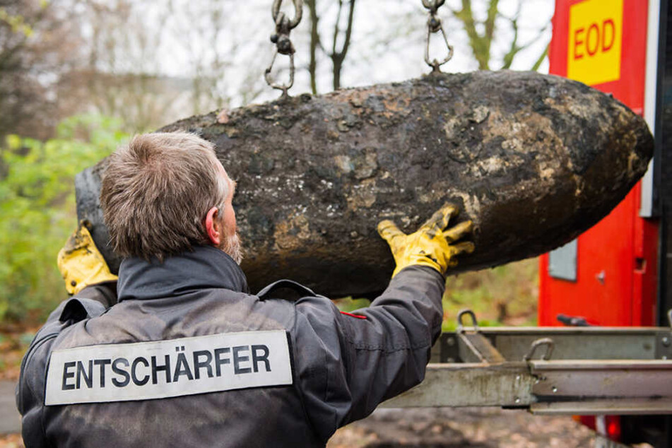 Ein Entschärfer verlädt eine unschädlich gemachte Bombe.