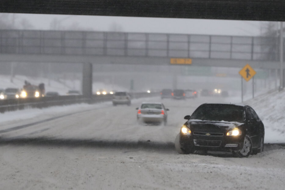 Ein Auto steht verkehrt herum auf der Interstate 94 bei Detroit.