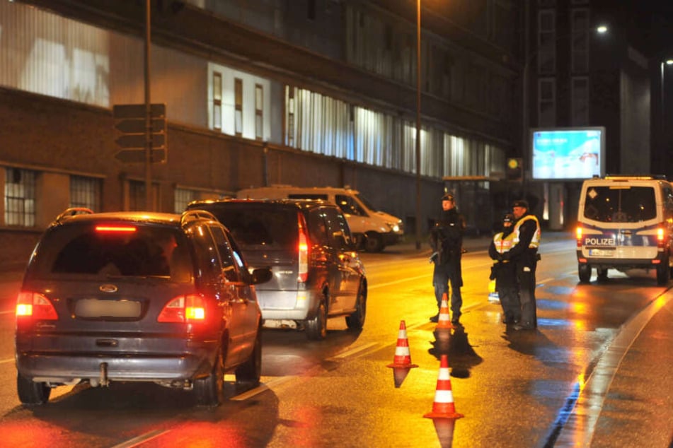Die Polizei kontrolliert Fahrzeuge in Essen.