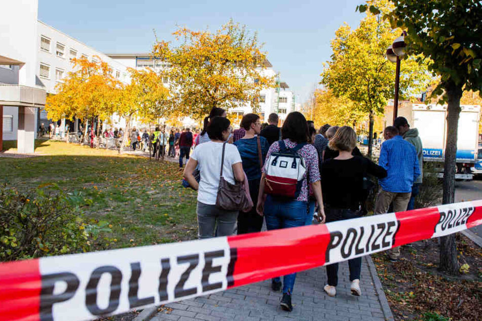 Rund 250 Menschen mussten aus dem Gebäude gebracht werden.