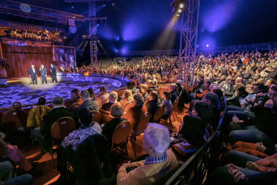 Die Zuschauer im ausverkauften Chapiteau der 24. Dresdner Weihnachts-Circus verfolgten gestern Abend gespannt die Preisverleihung.