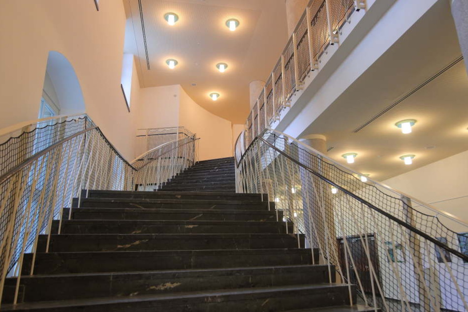Eine weitere Baustelle im Rathaus ist dieses denkmalgeschützte Geländer. Noch wurde keine passende dauerhafte Lösung gefunden, die vom Denkmalamt abgenommen wird.