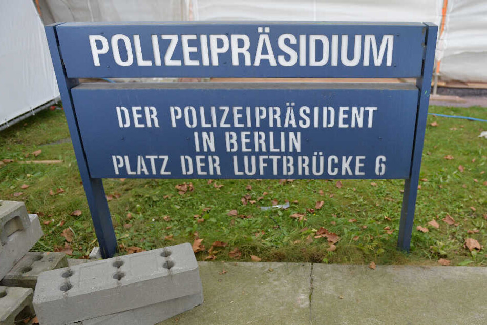 Ein Schild steht am Polizeipräsidium am Platz der Luftbrücke in Berlin.