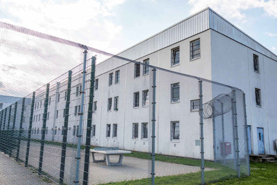 Vor den Toren der JVA Zeithain können Besucher am Freitag originale Knacki-Produkte kaufen.