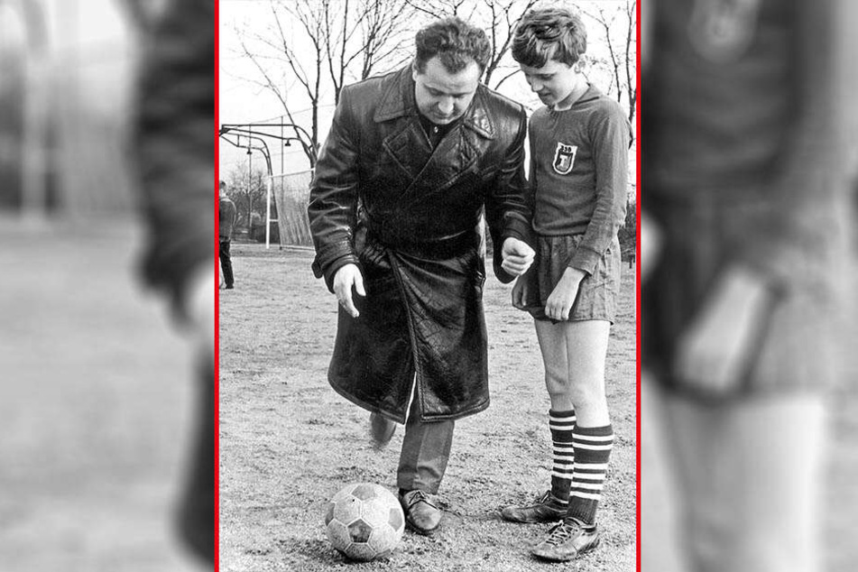 54 Jahre her! Lothar Müller zeigt seinem Sohn Matthias die richtige Schusstechnik.