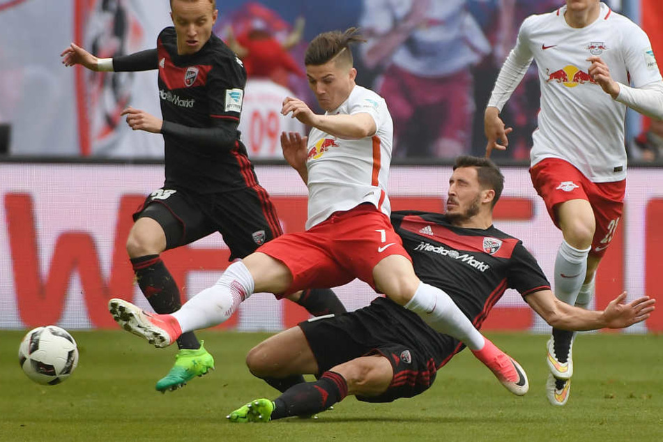 Ruppig geführte erste Halbzeit: Marcel Sabitzer (vorn) wird von Matthew Leckie gefoult. Auch Florent Hadergjonaj (l.) geht mit auf den Gegenspieler drauf.