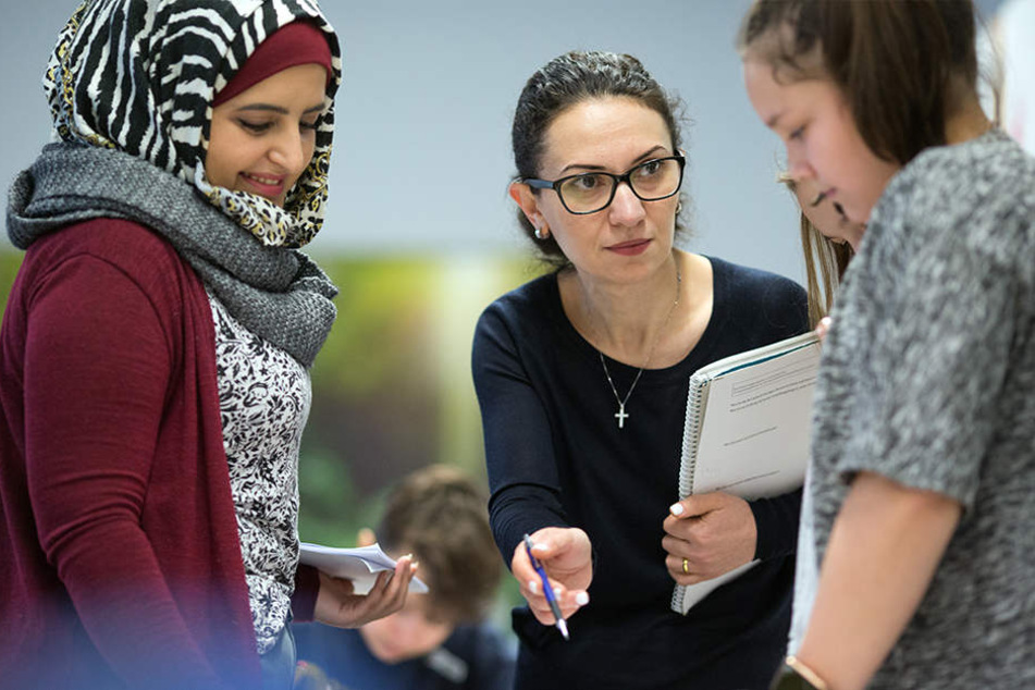Shogine Kamoyan (40, mi.) und Marwa Sulaiman (29, li.) werden von der Universität Bielefeld ausgebildet.