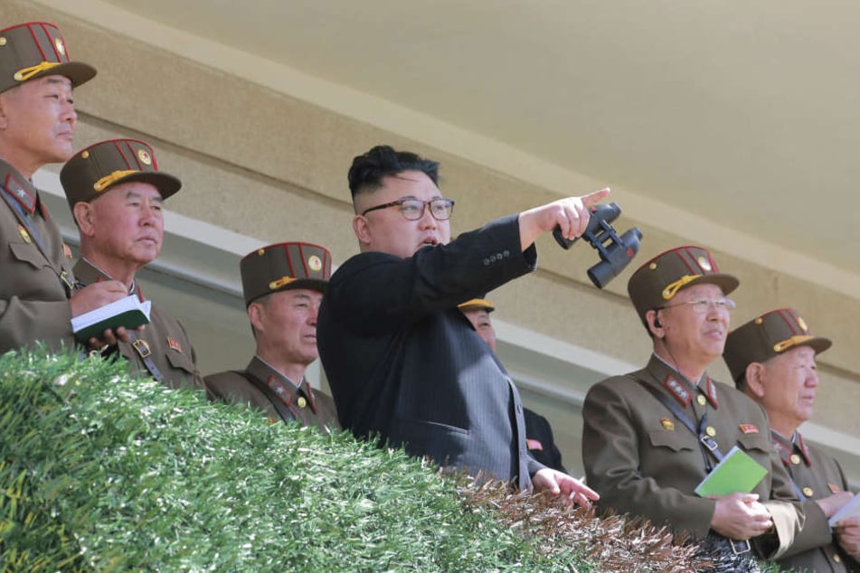 Koreas Machthaber Kim Jong Un (Mitte).