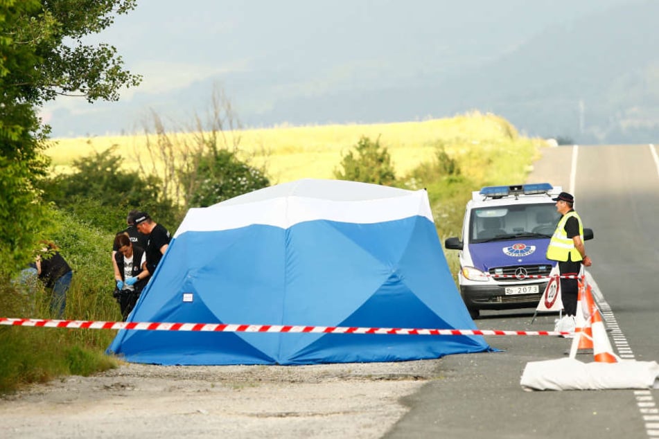 Die Polizisten haben am Fundort der Toten nahe Asparrena ein Zelt zur Spurensicherung aufgebaut. Den Behörden zufolge handelt es sich mit hoher Wahrscheinlichkeit um Sophia. Das Ergebnis des DNA-Tests wird für Anfang nächster Woche erwartet.