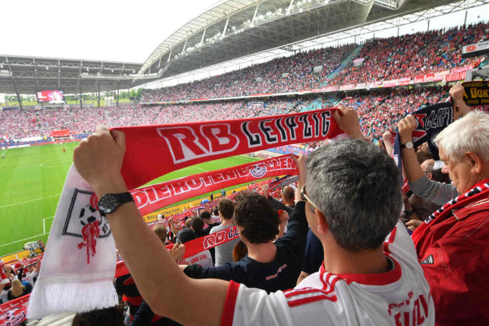 Weniger Zeit an den Ess- und Trinkständen, mehr Zeit für den Fußball: RB Leipzig baut das "Cashless Payment" weiter aus.