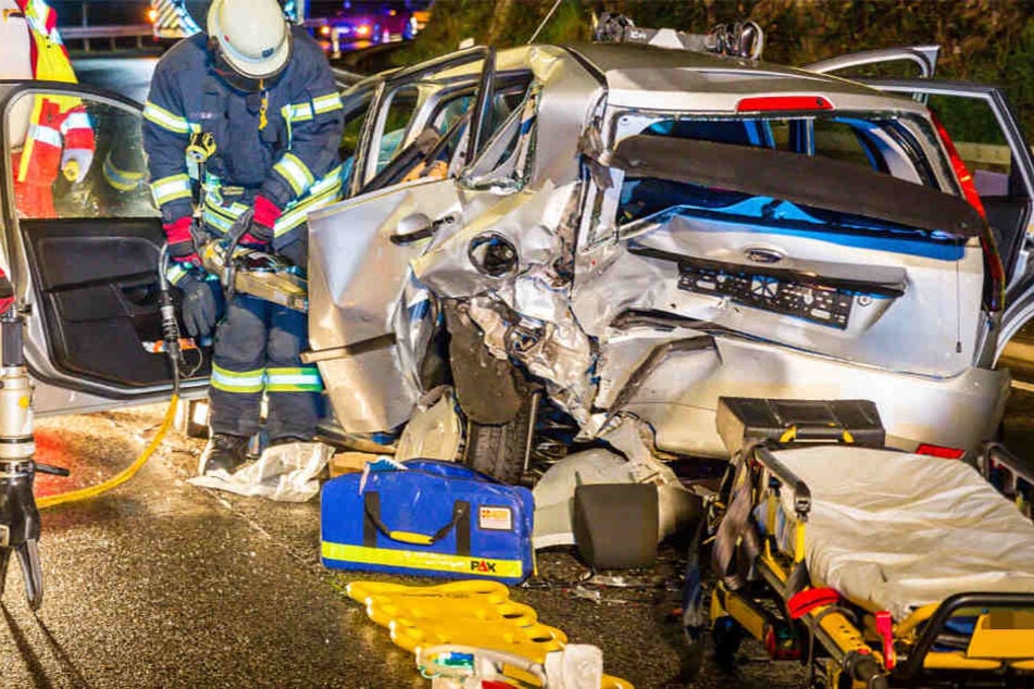 Beide Fahrzeuge waren nach dem Unfall nicht mehr fahrbereit.