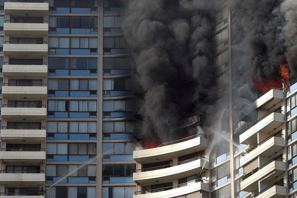Auch die Feuerwehrleute selbst mussten sich während der Löscharbeiten in Sicherheit bringen.