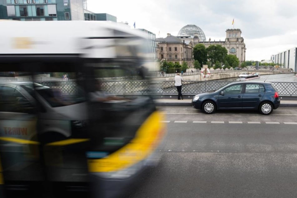 nbekannte haben in der Nähe des Alexanderplatzes auf einen Bus der Berliner Verkehrsbetriebe (BVG) geschossen (Archivbild).