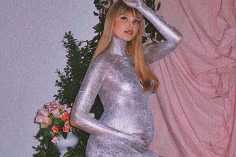 Model Bonnie Strange verkündet auf Instagram, dass sie schwanger ist.