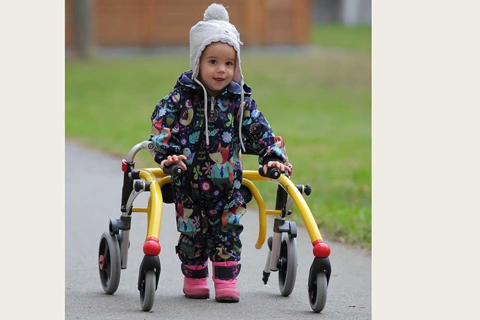 Elena hat endlich einen Rollator.