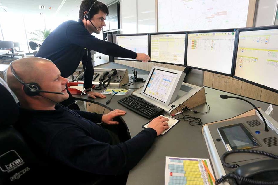 In der Chemnitzer Rettungsleitstelle laufen Notrufe aus der ganzen Region ein. Die Kollegen von Lars Duty (42, l.) und Matti Adlung (32) betreuen rund eine Million Menschen.