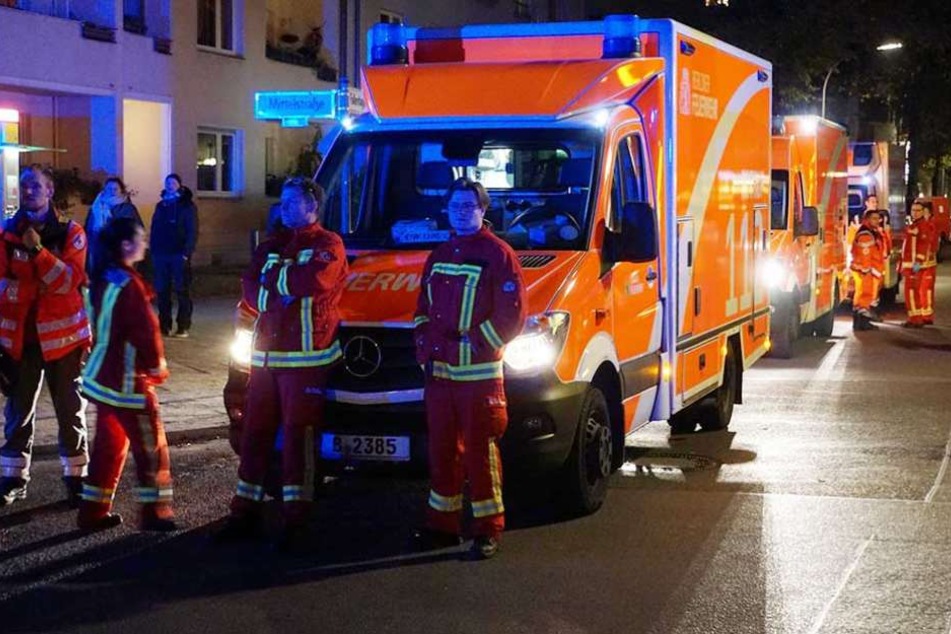 Rettungskräfte brachten 13 Bewohner des Hauses in Sicherheit.