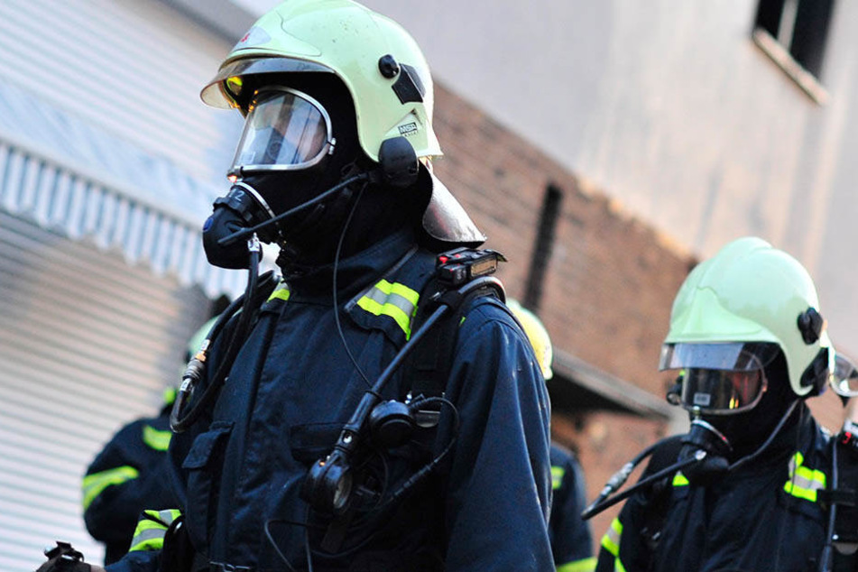 Die herbeigerufenen Kameraden der Feuerwehr zogen einen Experten für ABC-Substanzen hinzu. (Symbolbild)