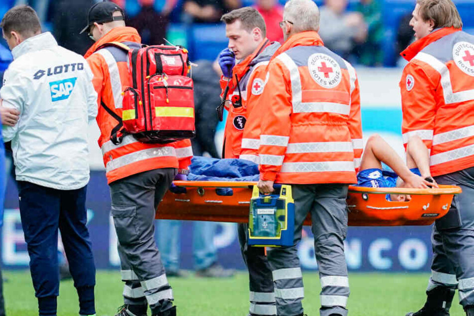 Nadiem Amiri wird bei der Partie gegen Werder Bremen vom Feld getragen.