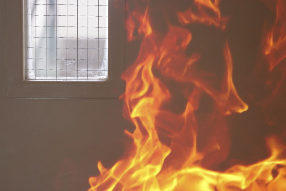 Der Mann fing Feuer. Er sei dabei schwer verletzt worden. (Symbolbild)