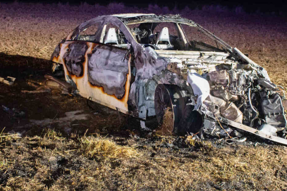 Die Rettungskräfte konnten das Leben der 22-Jährigen nicht retten, das Auto brannte aus.