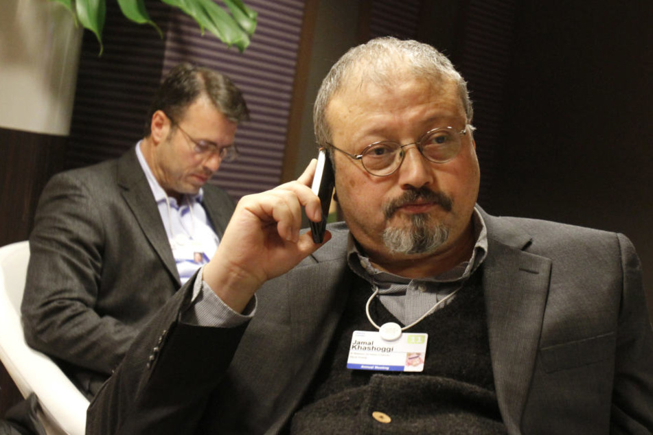 Der saudische Journalist Jamal Khashoggi telefoniert während des Weltwirtschaftsforums in Davos.