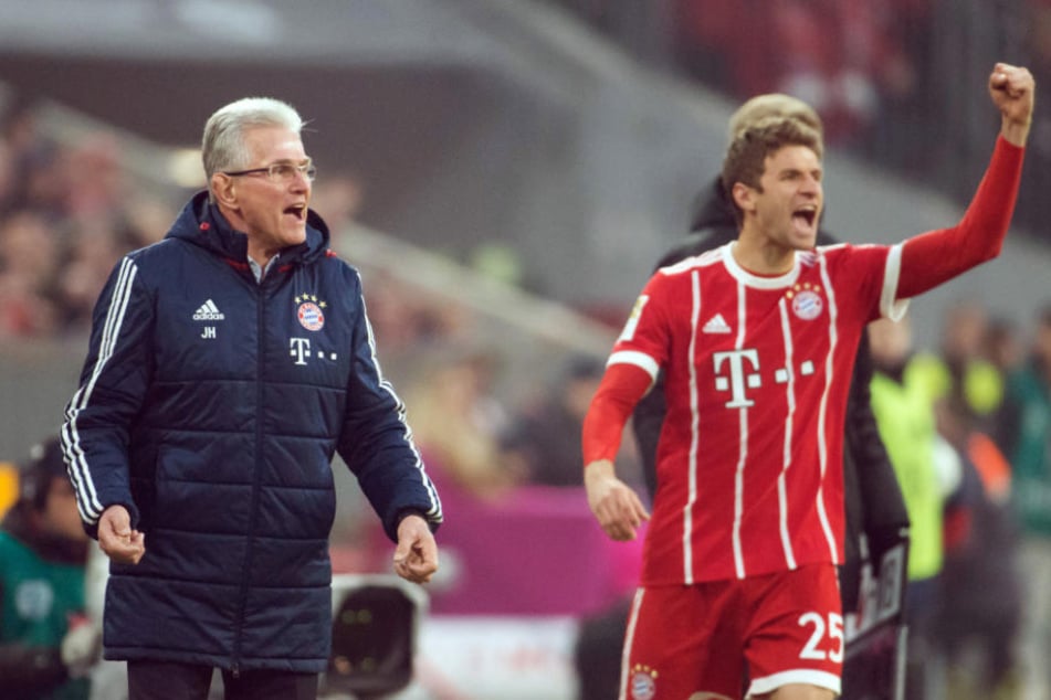 Coach Jupp Heynckes (l.) und Thomas Müller wollen auch in Paderborn jubeln.