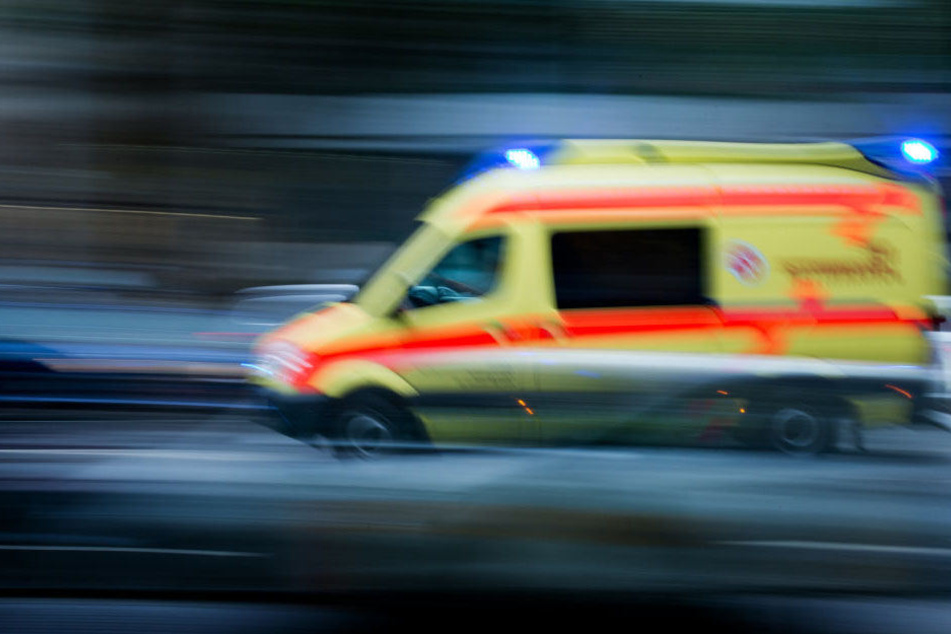 Der Rettungsdienst konnte nichts mehr für den 18-Jährigen tun, er verstarb noch an der Unfallstelle. (Symbolbild)