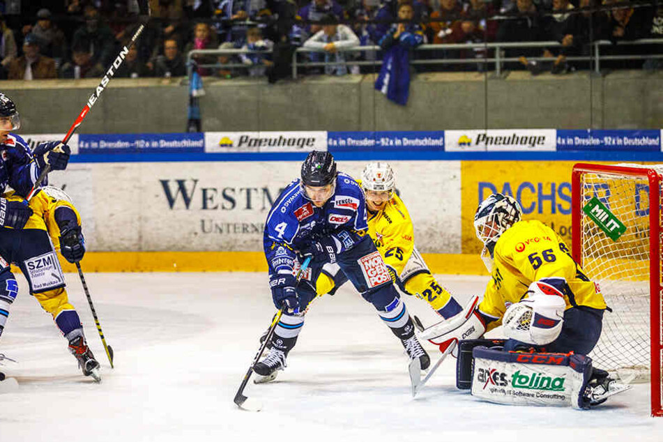 Eislöwen-Verteidiger Steve Hanusch (l.) hatte vier Riesenchancen, scheiterte aber viermal an Füchse-Keeper Max Franzreb.