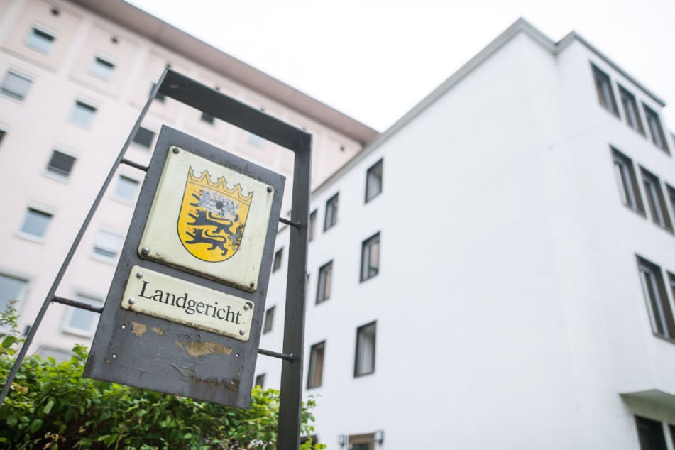 Die 70-Jährige Pflegeoma muss sich am Dienstag vor dem Landgericht Heilbronn verantworten.