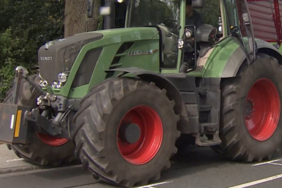 In der Nähe von Ludwigsburg prallt ein Autofahrer in einen kreuzenden Traktor. (Symbolbild)
