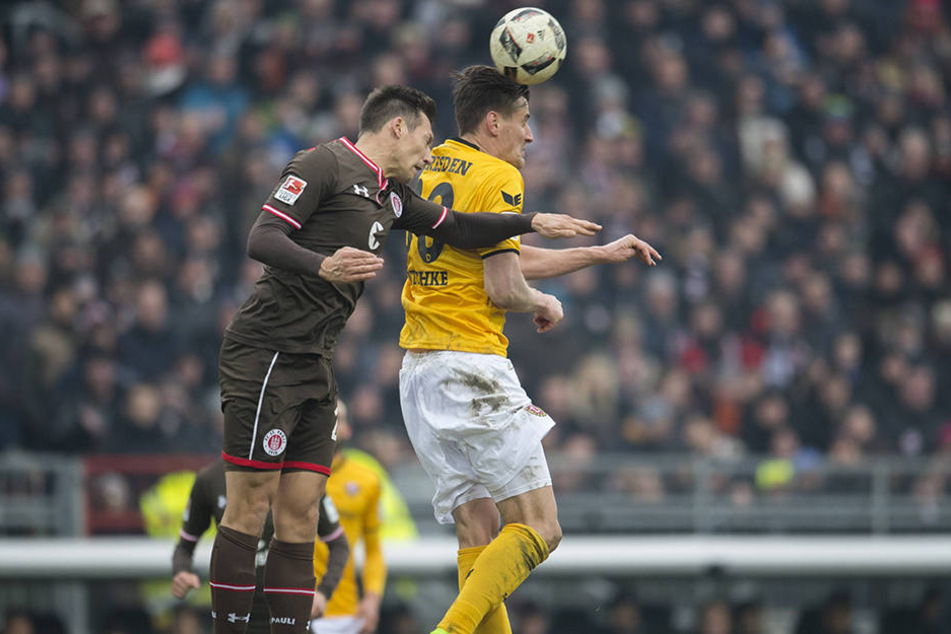 Sören Gonther (l.) im Kopfball-Duell mit SGD-Stürmer Stefan Kutschke.