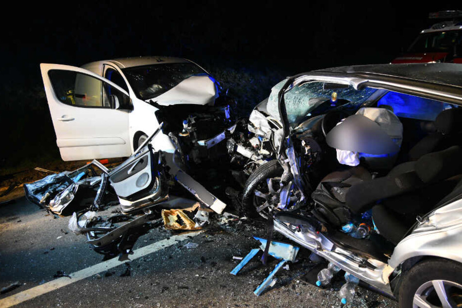 Heftiger Frontal-Crash: Zwei Menschen schwer verletzt
