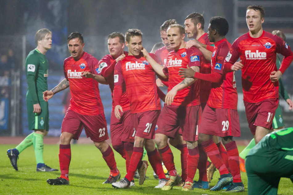Das ganze Team feiert den Treffer zum 1:0 von Philipp Klement.