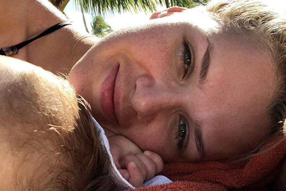 Sara Kulka (27) beim Kuscheln mit Baby Annabell in der Dominikanischen Republik.