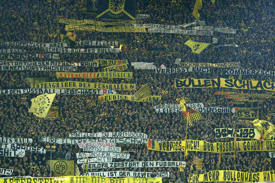 Szenen wie in Dortmund will der FC Augsburg mit seinen Plakat-Kontrollen verhindern.