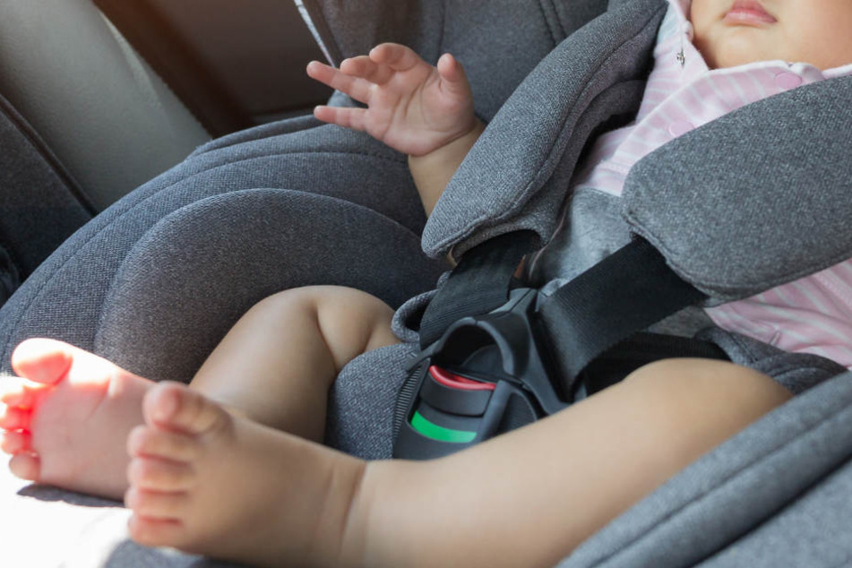 Den Kindersitz mit seiner Tochter stellte der Mann hinter dem Auto ab. (Symbolbild)