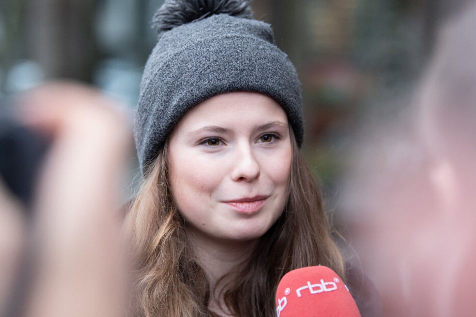 Luisa Neubauer, Fridays-for-Future-Aktivistin, beantwortet nach einem Gespräch mit Siemens-Chef Kaeser nahe der Berliner Firmenzentrale Fragen von Journalisten.