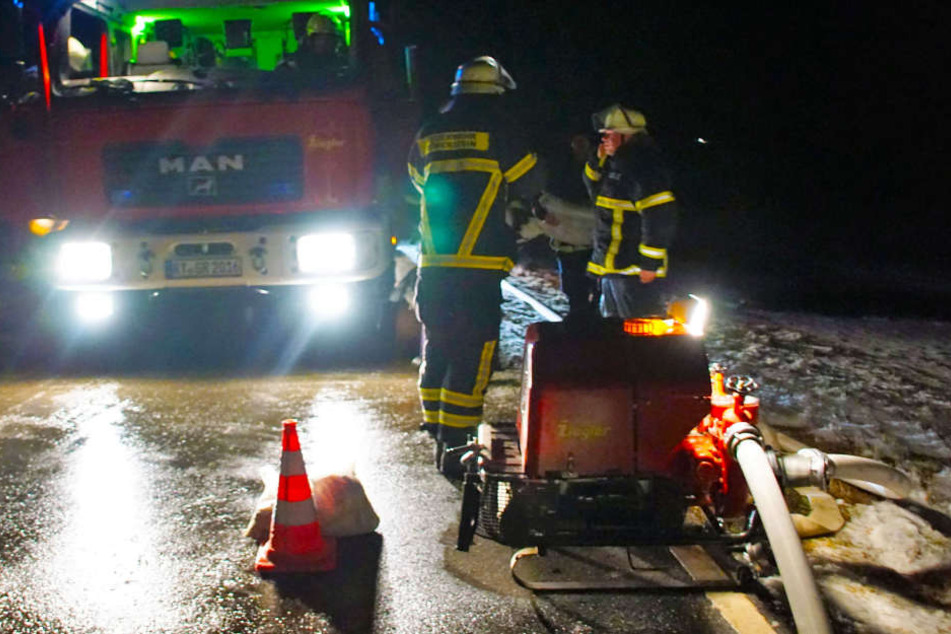 Mit einem kilometerlangen Wasserschlauch retteten die Feuerwehreinsatzkräfte die Tiere vor dem Verdursten.